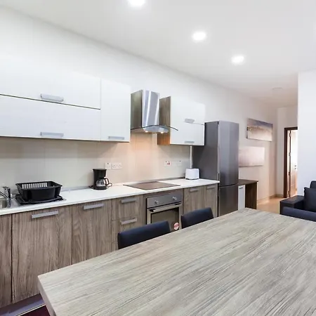 Pc3- Centrally Located Apt-close To Apartment *